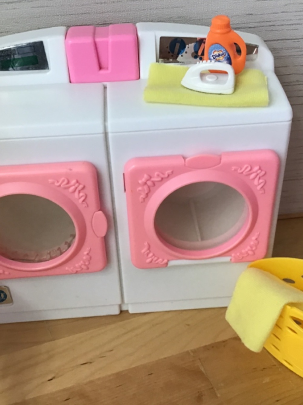 Barbie Doll Laundry Machine and Accessories - Picture 3 of 10